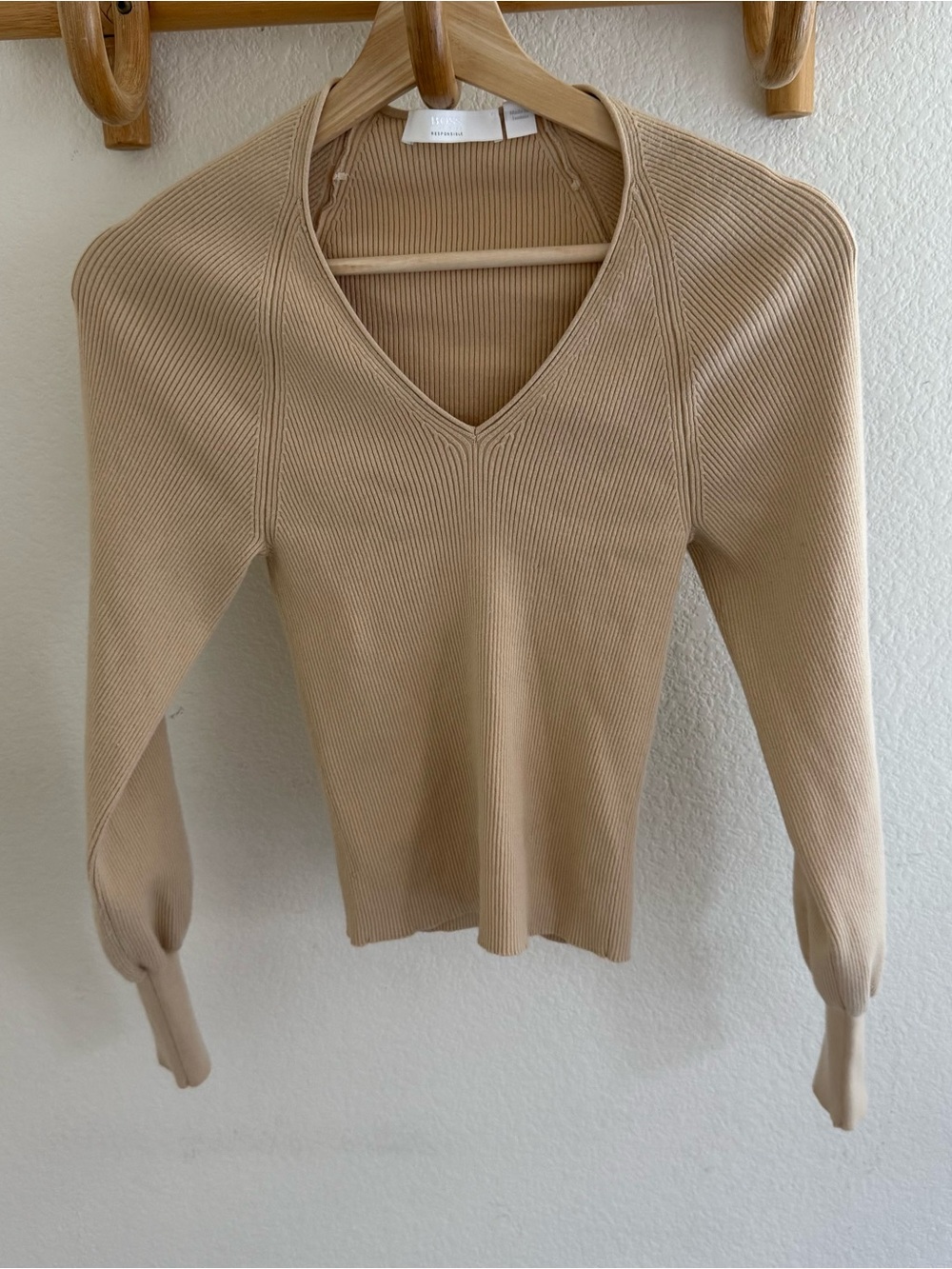 BOSS ivory ribbed V-neck sweater top size XS minimalist capsule wardrobe